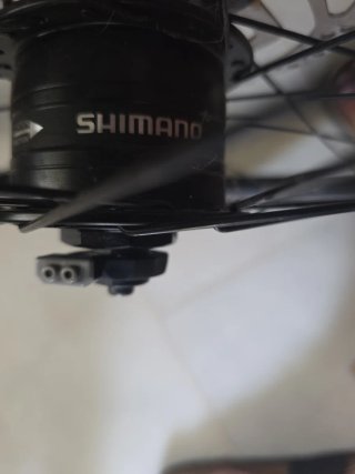 Buje dinamo con freno de disco Center Lock Shimano