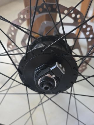 Buje dinamo con freno de disco Center Lock Shimano