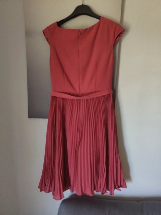 Vestido salmón plisado con cinturón
