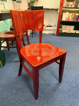 Silla de madera maciza – Robusta y en buen estado