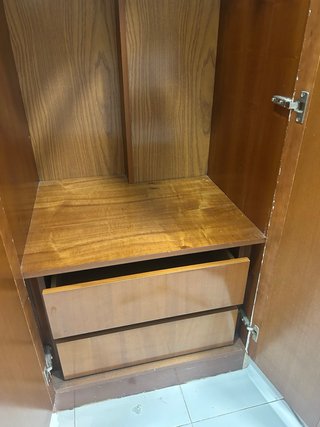 Armario de madera marrón
