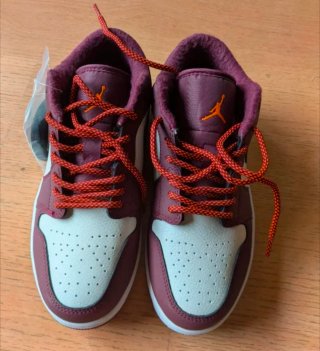 Zapatillas Jordan Beige y Burdeos Nuevas