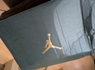 Zapatillas Jordan Beige y Burdeos Nuevas