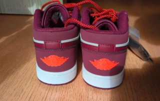 Zapatillas Jordan Beige y Burdeos Nuevas