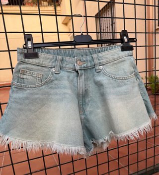 Shorts vaqueros H&M Divided deshilachados