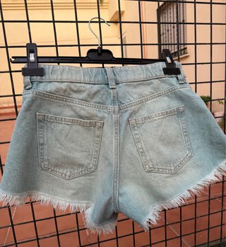 Shorts vaqueros H&M Divided deshilachados