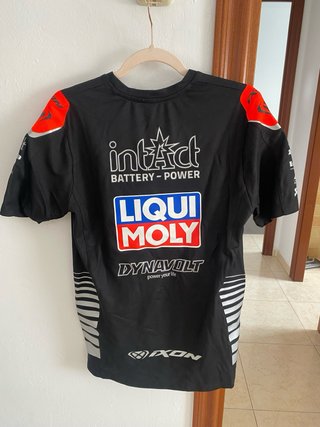 Camiseta IXON negra y roja con etiqueta