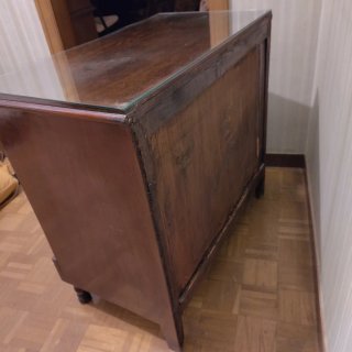 Cajonera antigua decorada de madera