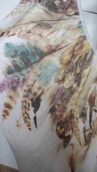 Blusa escotada estampado plumas