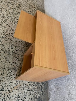 Escritorio de madera color miel