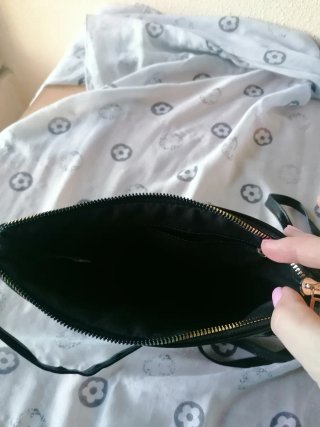 Bolso negro con detalle calado