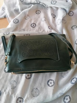 Bolso negro con detalle calado