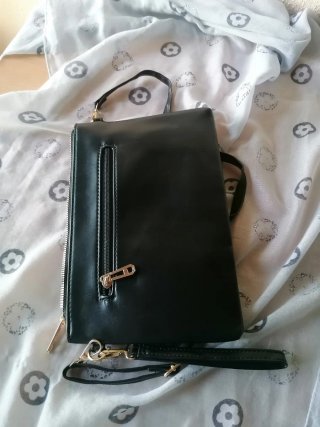 Bolso negro con detalle calado