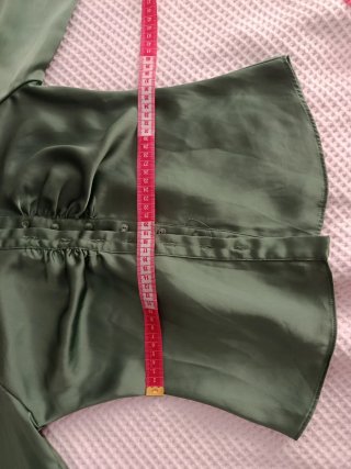 Blusa verde satinada drapeada