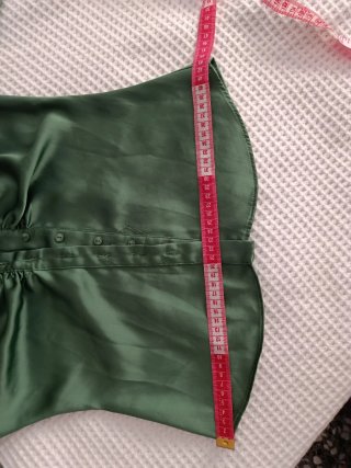 Blusa verde satinada drapeada