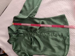 Blusa verde satinada drapeada