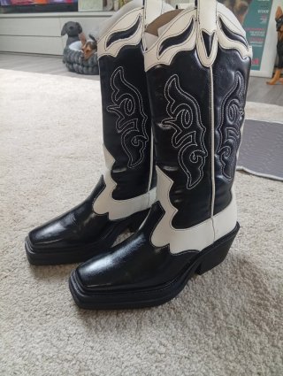 Botas camperas negras y blancas