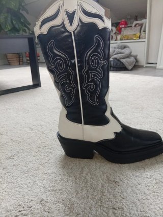Botas camperas negras y blancas