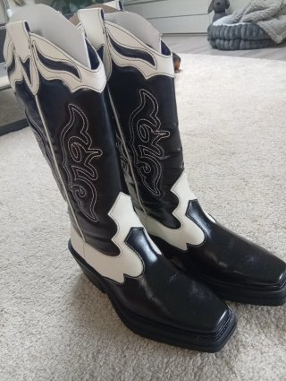 Botas camperas negras y blancas