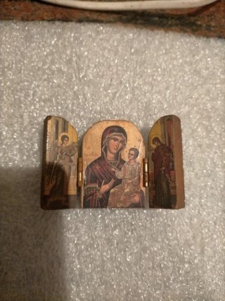 Relicario Virgen Europeo Tallado a Mano.