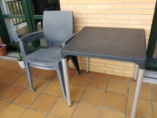 Mesa y 2 Sillas Terraza Plástico Gris