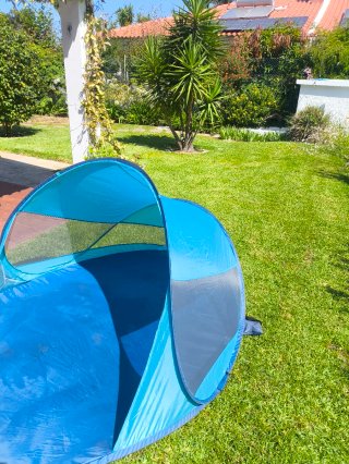 Tienda de playa cortavientos azul