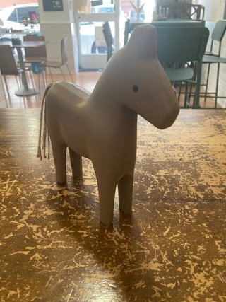 Caballito de cerámica beige