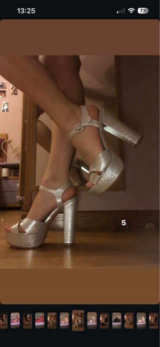 Zapatos de tacón plateados