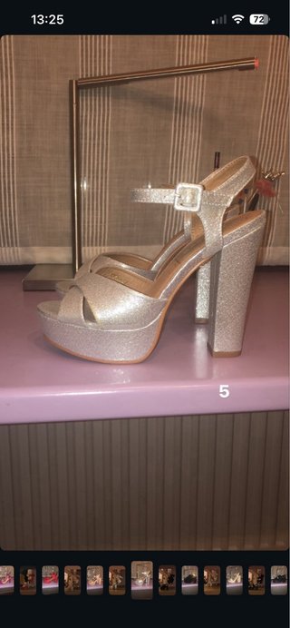 Zapatos de tacón plateados