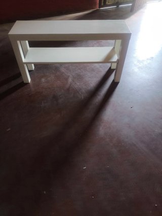 Mesas auxiliares blancas de madera