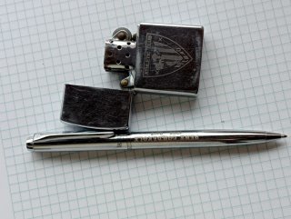 Bolígrafo y mechero plateados