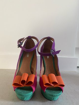 Tacones de plataforma con lazo