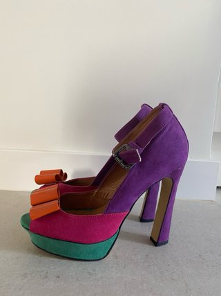 Tacones de plataforma con lazo
