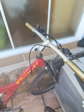 Bicicleta de montaña roja