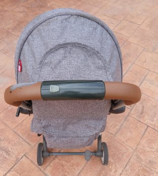 Sillita de paseo bebé gris.