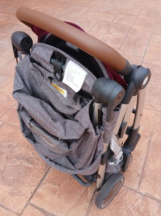 Sillita de paseo bebé gris.