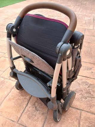 Sillita de paseo bebé gris.