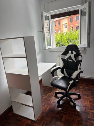 Silla gamer y escritorio blanco