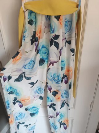 Mono largo estampado floral con cinturón amarillo