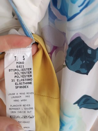 Mono largo estampado floral con cinturón amarillo