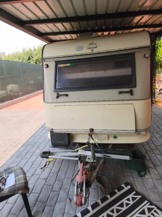 Caravana hobby de luxe 370 4 plazas peso 900 kg