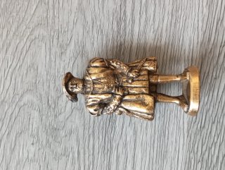 Scultura in metallo dorato