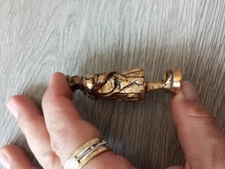 Scultura in metallo dorato