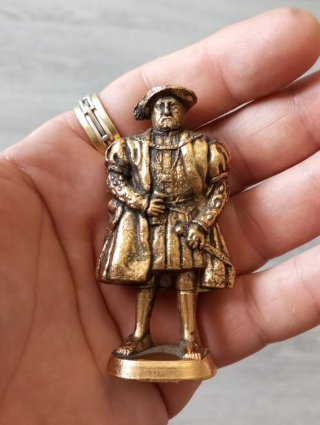 Scultura in metallo dorato