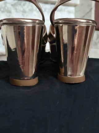 Sandalias Bimba y Lola Doradas