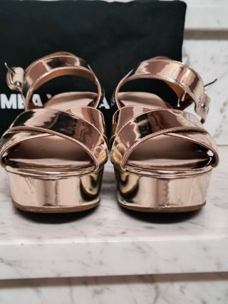 Sandalias Bimba y Lola Doradas
