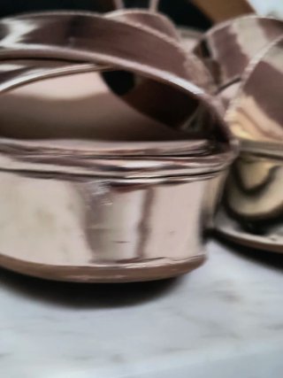 Sandalias Bimba y Lola Doradas