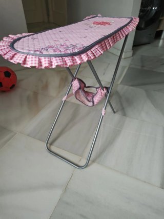 Tabla de planchar de juguete rosa