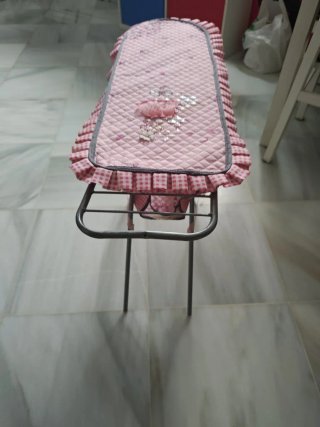 Tabla de planchar de juguete rosa