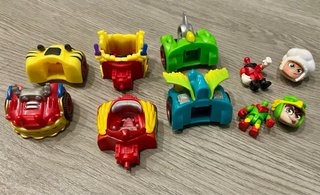 Pista de coches con rampa y figuras